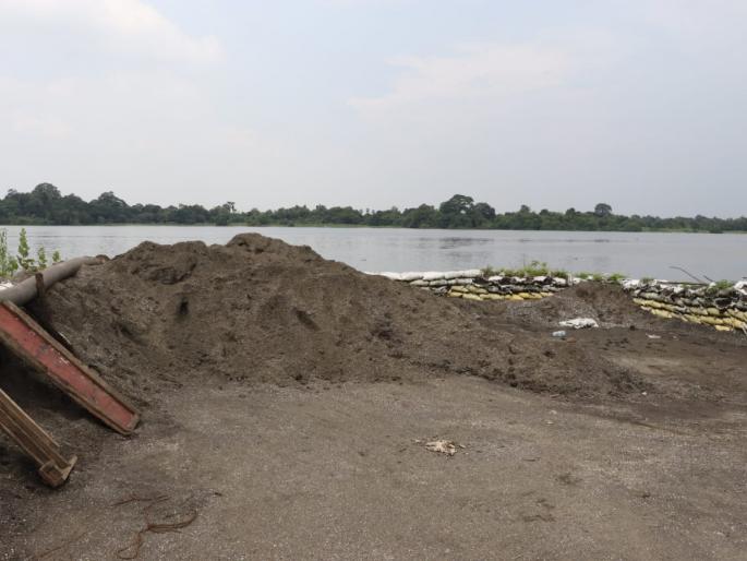Tehsildar's action on sand subsidence on Dombivali Kumbharkhan Ganesh Ghat | डोंबिवली कुंभारखान गणेश घाटावरील रेती उपश्यावर तहसीलदारांची कारवाई