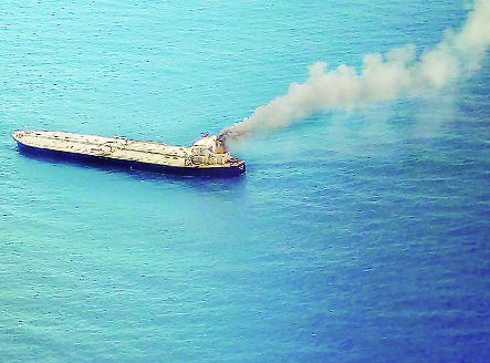 Indian Oil's oil tanker catches fire, 2 lakh thousand tons of reserves | इंडियन ऑईलच्या तेलवाहू जहाजाला भीषण आग, २ लाख हजार टन साठा