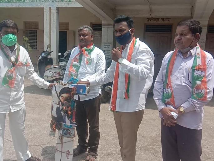 NSUI burns Dawood Ibrahim's image after threatening to blow up Matoshri | मातोश्री उडवून देण्याच्या धमकीनंतर दाऊद इब्राहिमच्या प्रतिमेचे एनएसयूआयतर्फे दहन NSUI burns Dawood Ibrahim's image after threatening to blow up Matoshri | मातोश्री उडवून देण्याच्या धमकीनंतर दाऊद इब्राहिमच्या प्रतिमेचे एनएसयूआयतर्फे दहन