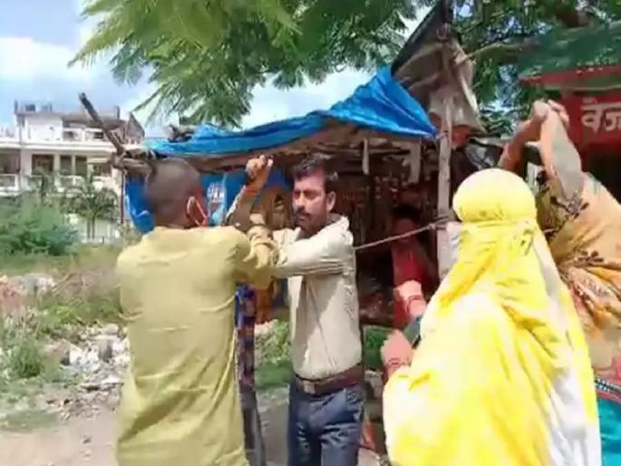 bjp leader beaten with sandal by women video viral | तरुणीचा पाठलाग करणं भाजपा नेत्याला पडलं महागात, नातेवाईकांनी धू-धू धुतलं, Video व्हायरल bjp leader beaten with sandal by women video viral | तरुणीचा पाठलाग करणं भाजपा नेत्याला पडलं महागात, नातेवाईकांनी धू-धू धुतलं, Video व्हायरल