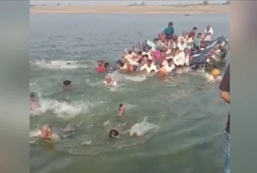 Video boat sank in the chambal river gotha villag of bundi district | Video - ...अन् एका क्षणात होत्याचं नव्हतं झालं! प्रवासी असलेली बोट उलटली; 7 जणांचा मृत्यू, 14 बेपत्ता Video boat sank in the chambal river gotha villag of bundi district | Video - ...अन् एका क्षणात होत्याचं नव्हतं झालं! प्रवासी असलेली बोट उलटली; 7 जणांचा मृत्यू, 14 बेपत्ता