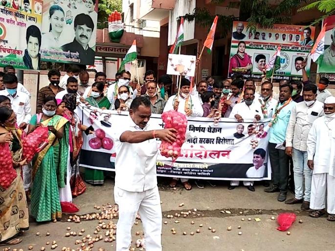 The onion burns; Farmers' agitation against export ban continues | कांदा पेटला; निर्यातबंदीच्या विरोधात शेतकऱ्यांचे आंदोलन सुरूच The onion burns; Farmers' agitation against export ban continues | कांदा पेटला; निर्यातबंदीच्या विरोधात शेतकऱ्यांचे आंदोलन सुरूच