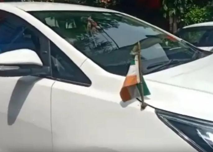 bhopal culture minister usha thakur apologizes for inverted national flag tiranga | भाजपा मंत्र्यांनी सरकारी गाडीवर लावला उलटा 'तिरंगा' अन्...