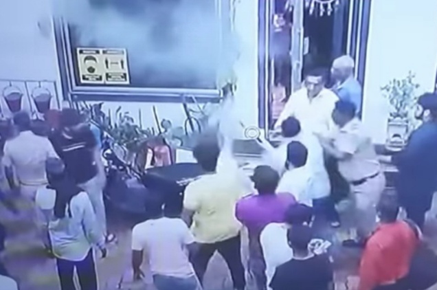 Youngsters vandalize a petrol pump in anger over being asked to wear a mask | मास्क घालायला सांगितल्याच्या रागातून तरुणांकडून पेट्रोलपंपाची तोडफोड Youngsters vandalize a petrol pump in anger over being asked to wear a mask | मास्क घालायला सांगितल्याच्या रागातून तरुणांकडून पेट्रोलपंपाची तोडफोड