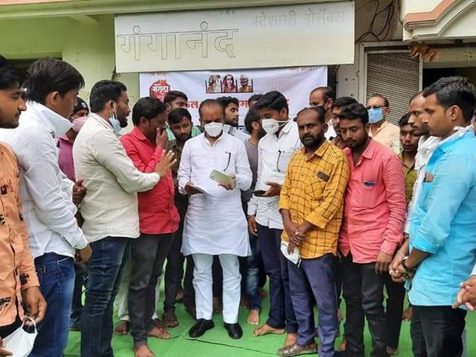 visit to MLA for Maratha reservation in Nanded | मराठा आरक्षणासाठी नांदेडमध्ये लोकप्रतिनिधींना घेराव visit to MLA for Maratha reservation in Nanded | मराठा आरक्षणासाठी नांदेडमध्ये लोकप्रतिनिधींना घेराव