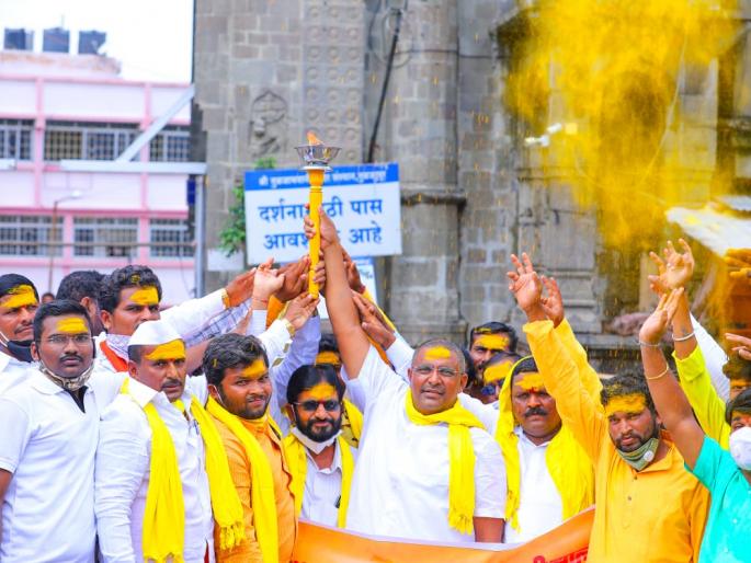 Dhangar reservation movement started in Tuljapur | मशाल पेटवून फुंकले आरक्षण आंदोलनाचे रणशिंग Dhangar reservation movement started in Tuljapur | मशाल पेटवून फुंकले आरक्षण आंदोलनाचे रणशिंग