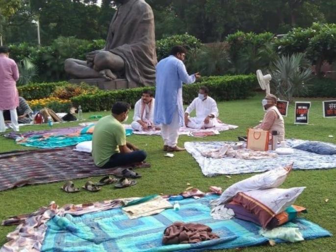 A new twist to the agitation of suspended Rajya Sabha MPs, now it is the Deputy Chairman have started the fast | निलंबित राज्यसभा खासदारांच्या आंदोलनाला नवे वळण, आता उपसभापतींनीच सुरू केले उपोषण A new twist to the agitation of suspended Rajya Sabha MPs, now it is the Deputy Chairman have started the fast | निलंबित राज्यसभा खासदारांच्या आंदोलनाला नवे वळण, आता उपसभापतींनीच सुरू केले उपोषण