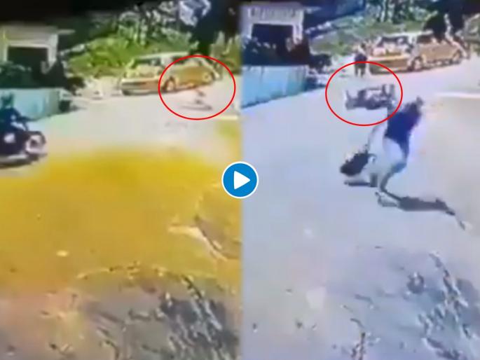 Man saves baby on stroller video goes viral | रिअल हिरो! चालत्या बाईकवरून उडी घेत बाईकस्वारानं चिमुकल्याला वाचवलं; पाहा व्हिडीओ Man saves baby on stroller video goes viral | रिअल हिरो! चालत्या बाईकवरून उडी घेत बाईकस्वारानं चिमुकल्याला वाचवलं; पाहा व्हिडीओ