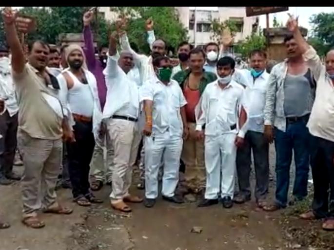 collective clothes tear movement in Manvat | मानवतला सकल मराठा समाजाचे सामूहिक कपडे फाडो आंदोलन collective clothes tear movement in Manvat | मानवतला सकल मराठा समाजाचे सामूहिक कपडे फाडो आंदोलन