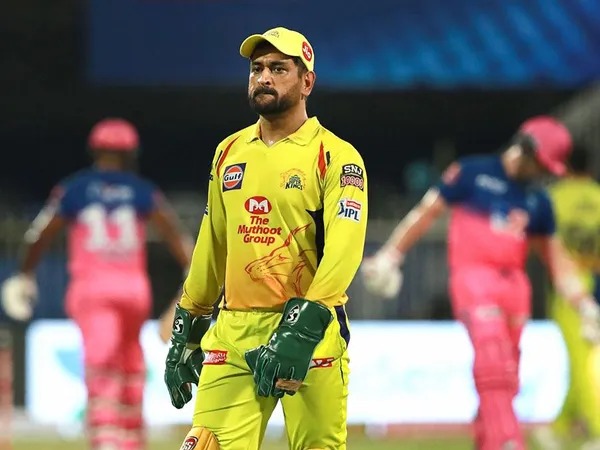 IPL 2020, CSK vs RR: Mahendra Singh Dhoni's sportsmanship lost? Should support what he did? | IPL 2020, CSK vs RR : महेंद्रसिंग धोनीची खिलाडूवृत्ती हरवलीय? त्याने जे केलं त्याचं समर्थन करावं का?  