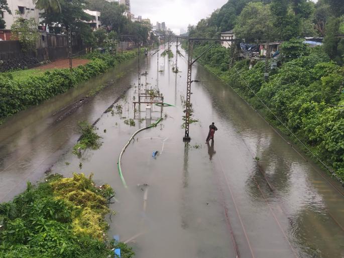 Heavy rains in Mumbai, suburbs, Central Railway traffic jams, stagnant water in many areas | मुंबईसह उपनगरांत मुसळधार पाऊस, मध्य रेल्वेची वाहतूक ठप्प, अनेक भागांत साचले पाणी Heavy rains in Mumbai, suburbs, Central Railway traffic jams, stagnant water in many areas | मुंबईसह उपनगरांत मुसळधार पाऊस, मध्य रेल्वेची वाहतूक ठप्प, अनेक भागांत साचले पाणी