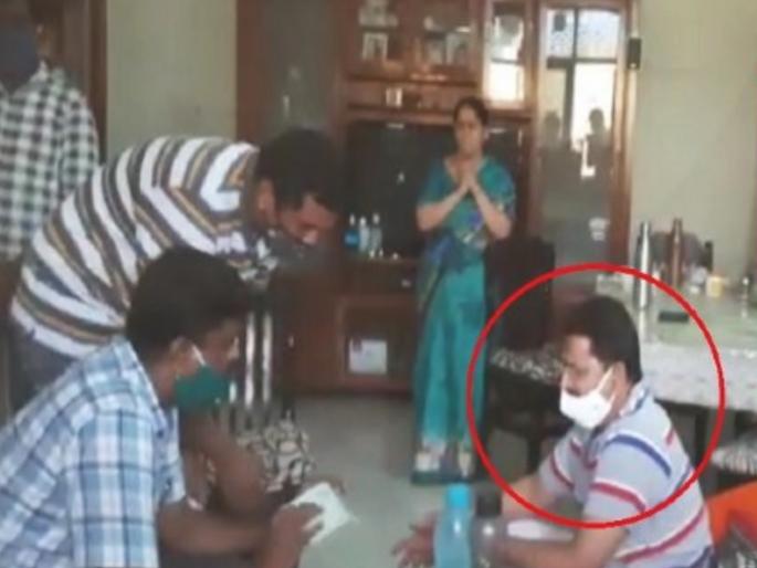 anti corruption bureau team raids on acp narasimha reddy residence in hyderabad | बापरे! 15 लाखांची रोकड अन् 70 कोटींचं घबाड; पोलीस अधिकाऱ्याची संपत्ती पाहून सर्वांचीच उडाली झोप anti corruption bureau team raids on acp narasimha reddy residence in hyderabad | बापरे! 15 लाखांची रोकड अन् 70 कोटींचं घबाड; पोलीस अधिकाऱ्याची संपत्ती पाहून सर्वांचीच उडाली झोप