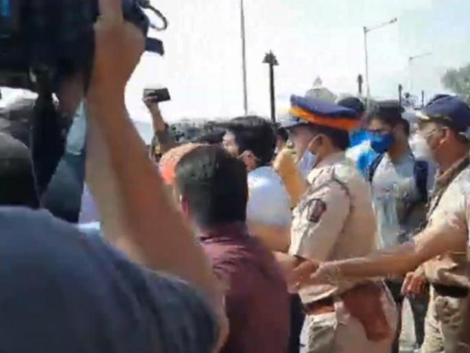 News channel reporters clashed in front of the NCB office, with timely police intervention | एनसीबी कार्यालयासमोर न्यूज चॅनल्सचे रिपोर्टर्स भिडले, पोलिसांचा वेळीच हस्तक्षेप News channel reporters clashed in front of the NCB office, with timely police intervention | एनसीबी कार्यालयासमोर न्यूज चॅनल्सचे रिपोर्टर्स भिडले, पोलिसांचा वेळीच हस्तक्षेप
