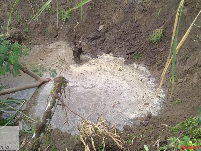 72 feet deep well due to heavy rains | अतिवृष्टीमुळे ७2 फूट खोल विहीर जमीनदोस्त