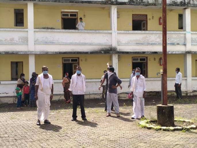 Patients at the Covid Center starve | कोविड सेंटरमधील रूग्ण भुकेने व्याकूळ Patients at the Covid Center starve | कोविड सेंटरमधील रूग्ण भुकेने व्याकूळ