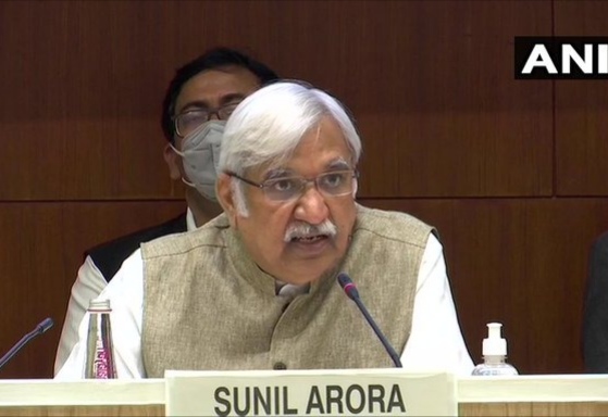 bihar elections 2020 dates election commission press conferences | Bihar Election 2020 : एका बूथवर 1000 मतदार, वेळेची मर्यादा वाढवली; कोरोनाग्रस्तांनाही करता येणार मतदान bihar elections 2020 dates election commission press conferences | Bihar Election 2020 : एका बूथवर 1000 मतदार, वेळेची मर्यादा वाढवली; कोरोनाग्रस्तांनाही करता येणार मतदान