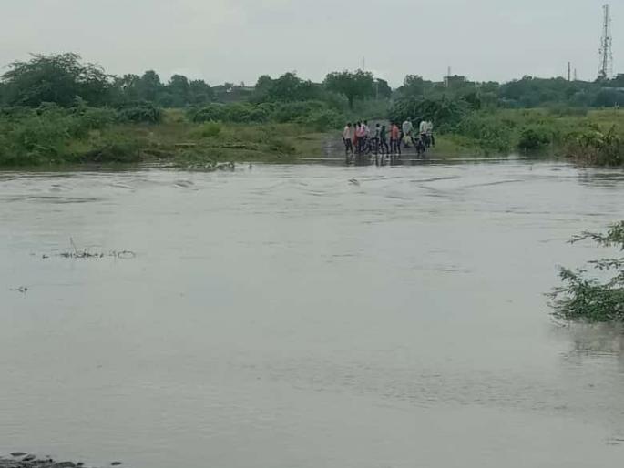 Landi river floods, 8 villages cut off | लेन्डी नदीला पूर, ८ गावांचा संपर्क तुटला Landi river floods, 8 villages cut off | लेन्डी नदीला पूर, ८ गावांचा संपर्क तुटला