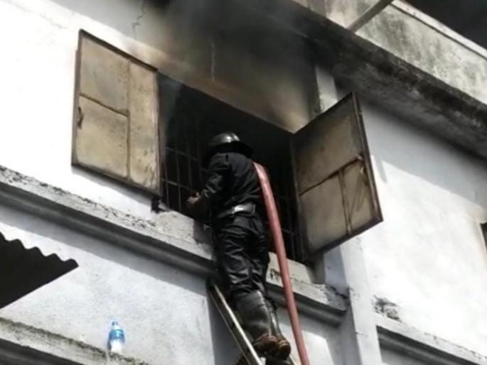 Bhiwandi Dyeing Company catches fire; Burn the stored cloth | भिवंडीत डाइंग कंपनीला भीषण आग; साठवून ठेवलेले कापड जाळून खाक 
