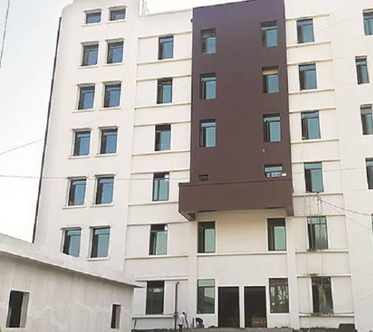 Corona positive jumped from the fourth floor | कोरोनाग्रस्ताने घेतली चौथ्या मजल्यावरून उडी Corona positive jumped from the fourth floor | कोरोनाग्रस्ताने घेतली चौथ्या मजल्यावरून उडी