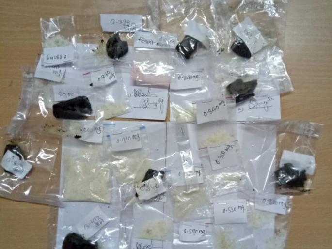 5 lakh hashish, mephedrone seized | ५ लाखांचे चरस, मेफेड्रोन जप्त 5 lakh hashish, mephedrone seized | ५ लाखांचे चरस, मेफेड्रोन जप्त