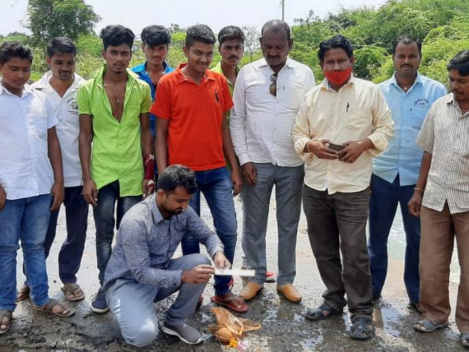 Shraddha of the bridge laid by the youth | युवकांनी घातले पुलाचे श्राध्द Shraddha of the bridge laid by the youth | युवकांनी घातले पुलाचे श्राध्द