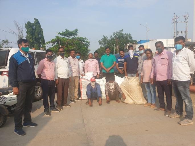 106 kg cannabis seized in Aurangabad | औरंगाबादमध्ये पकडला १०६ किलो गांजा 106 kg cannabis seized in Aurangabad | औरंगाबादमध्ये पकडला १०६ किलो गांजा