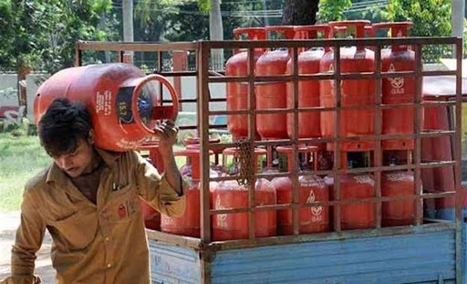lpg price in india october 2020 gas cylinder price unchanged for october | Gas Cylinder's New Price : लॉकडाऊनमध्ये सर्वसामान्यांसाठी मोठा दिलासा! जाणून घ्या गॅस सिलिंडरचे नवे दर lpg price in india october 2020 gas cylinder price unchanged for october | Gas Cylinder's New Price : लॉकडाऊनमध्ये सर्वसामान्यांसाठी मोठा दिलासा! जाणून घ्या गॅस सिलिंडरचे नवे दर