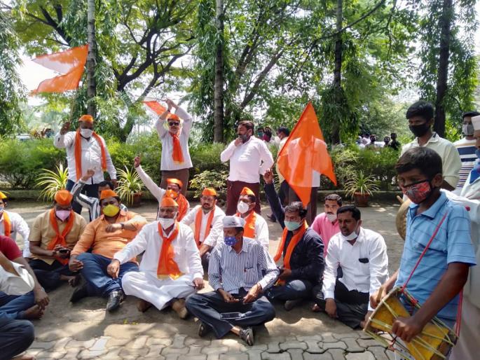 Halgiwadan of Maratha Kranti Morcha at Jayant Patil's residence | जयंत पाटील यांच्या निवासस्थानी मराठा क्रांती मोर्चाचे हलगीवादन Halgiwadan of Maratha Kranti Morcha at Jayant Patil's residence | जयंत पाटील यांच्या निवासस्थानी मराठा क्रांती मोर्चाचे हलगीवादन