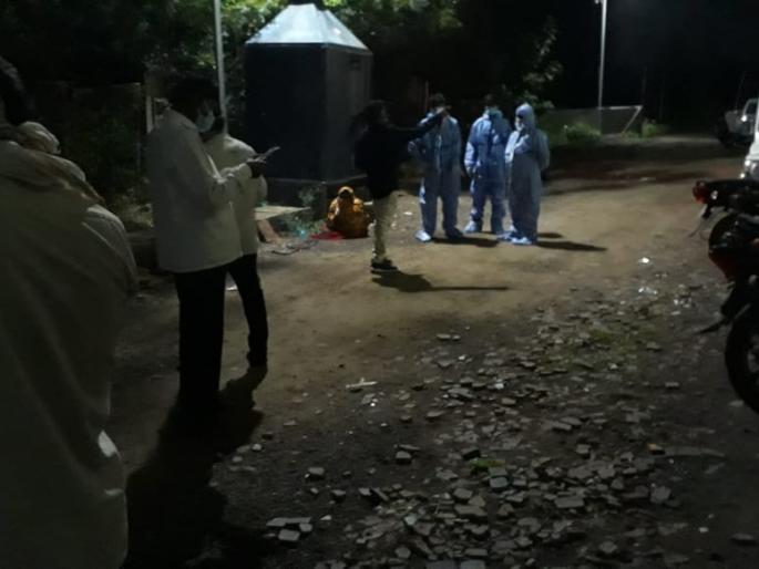 In the end, it was the relatives who carried out the cremation with PPE | अखेर नातेवाईकांनीच पीपीई कीट घालून केले अंत्यसंस्कार In the end, it was the relatives who carried out the cremation with PPE | अखेर नातेवाईकांनीच पीपीई कीट घालून केले अंत्यसंस्कार