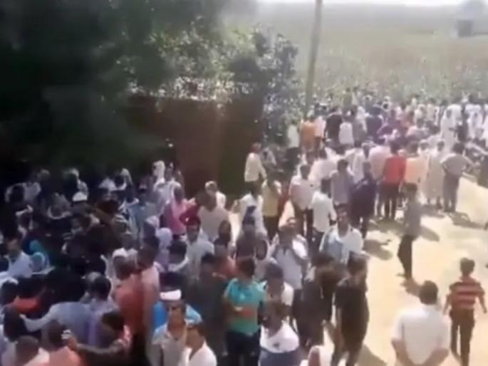 Hathras Gangrape: In Hathras, the caste panchayat of Savarna, accused of cheating the accused | Hathras Gangrape : हाथरसमध्ये सवर्णांची जातपंचायत, आरोपींना फसवले जात असल्याचा केला आरोप Hathras Gangrape: In Hathras, the caste panchayat of Savarna, accused of cheating the accused | Hathras Gangrape : हाथरसमध्ये सवर्णांची जातपंचायत, आरोपींना फसवले जात असल्याचा केला आरोप