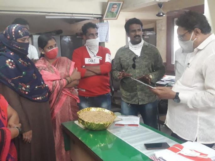 Inferior foodgrains from ration distribution office in Ulhasnagar, MNS aggressive | उल्हासनगरात शिधा वाटप कार्यालय कडून निकृष्ट धान्य वाटप, मनसे आक्रमक Inferior foodgrains from ration distribution office in Ulhasnagar, MNS aggressive | उल्हासनगरात शिधा वाटप कार्यालय कडून निकृष्ट धान्य वाटप, मनसे आक्रमक