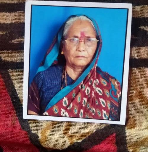 The husband killed the old woman in the court premises all day long | न्यायालय परिसरात भर दिवसा वृद्धेचा नवऱ्यानेच केला खून The husband killed the old woman in the court premises all day long | न्यायालय परिसरात भर दिवसा वृद्धेचा नवऱ्यानेच केला खून