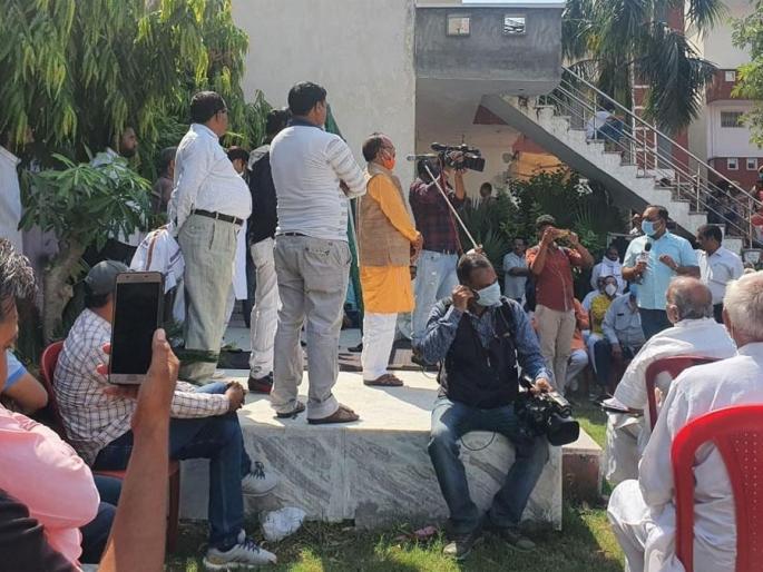 Hathras Gangrape: Now a panchayat organized by a former BJP MLA, allegations against the victim's family | Hathras Gangrape : आता भाजपाच्या माजी आमदाराने आयोजित केली पंचायत, पीडित कुटंबावरच केले आरोप Hathras Gangrape: Now a panchayat organized by a former BJP MLA, allegations against the victim's family | Hathras Gangrape : आता भाजपाच्या माजी आमदाराने आयोजित केली पंचायत, पीडित कुटंबावरच केले आरोप