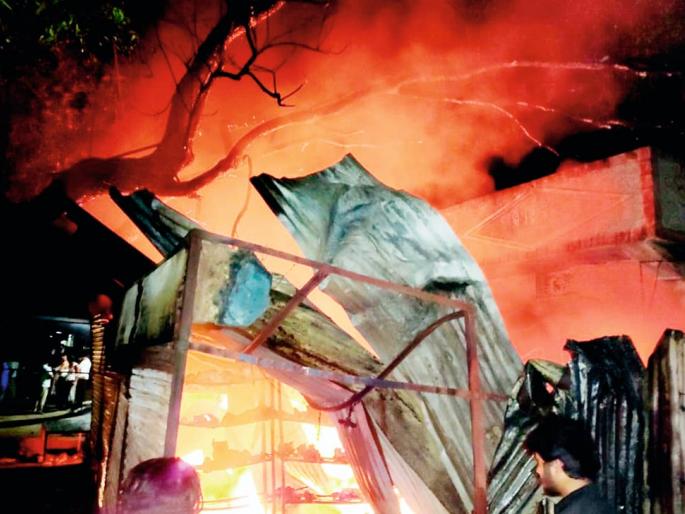 Six shops burnt down due to short circuit | शॉर्टसर्किटमुळे सहा दुकाने जळून खाक Six shops burnt down due to short circuit | शॉर्टसर्किटमुळे सहा दुकाने जळून खाक