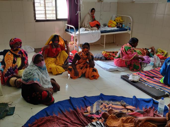 Admit pregnant mothers by throwing mattresses on the floor | फरशीवर गाद्या टाकून गरोदर माता ॲडमिट Admit pregnant mothers by throwing mattresses on the floor | फरशीवर गाद्या टाकून गरोदर माता ॲडमिट