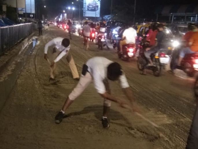 Video : Salute To Traffic Police ... Finally, the traffic police took the shovel in hand! | Video : Salute To Traffic Police...अन् अखेर ट्राफिक पोलिसांनीच हाती घेतले फावडे! Video : Salute To Traffic Police ... Finally, the traffic police took the shovel in hand! | Video : Salute To Traffic Police...अन् अखेर ट्राफिक पोलिसांनीच हाती घेतले फावडे!