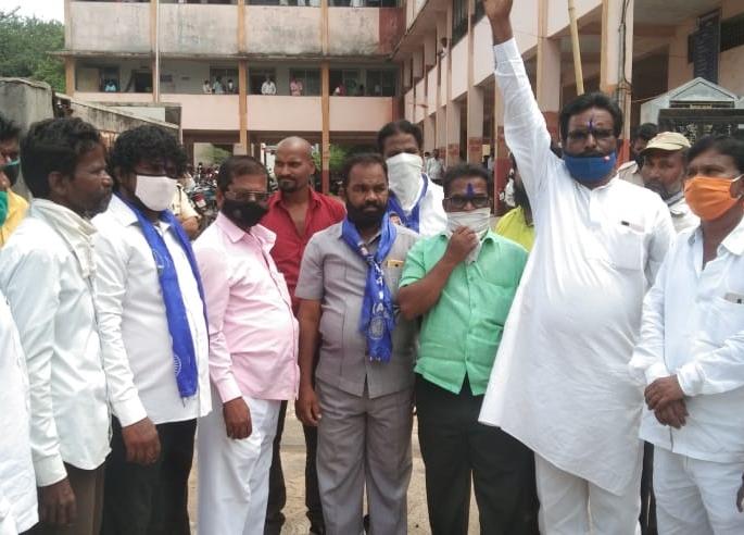 Ripai protests in Tuljapur | तुळजापुरात रिपाइंची निदर्शने Ripai protests in Tuljapur | तुळजापुरात रिपाइंची निदर्शने