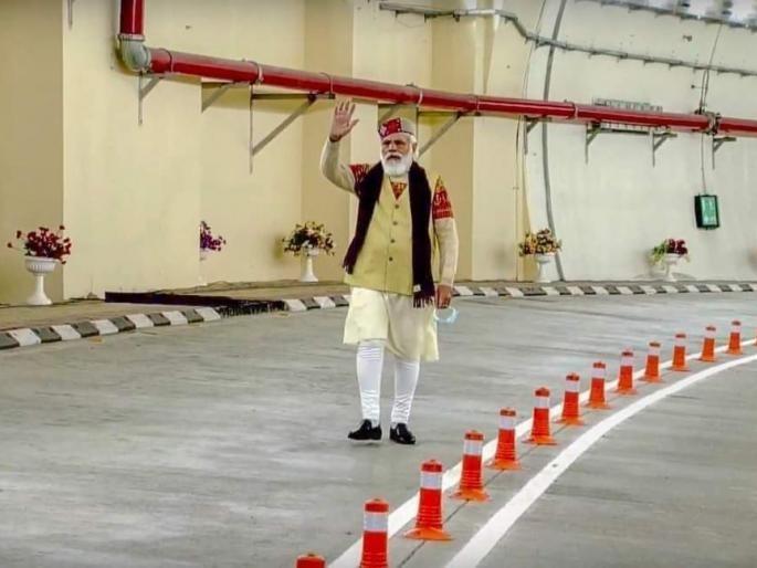 congress rahul gandhi said to prime minister narendra modi face the questions | "पंतप्रधानजी एकट्याने बोगद्यात हात हलवणं सोडा, आपलं मौन तोडा; प्रश्नांना सामोरं जा"