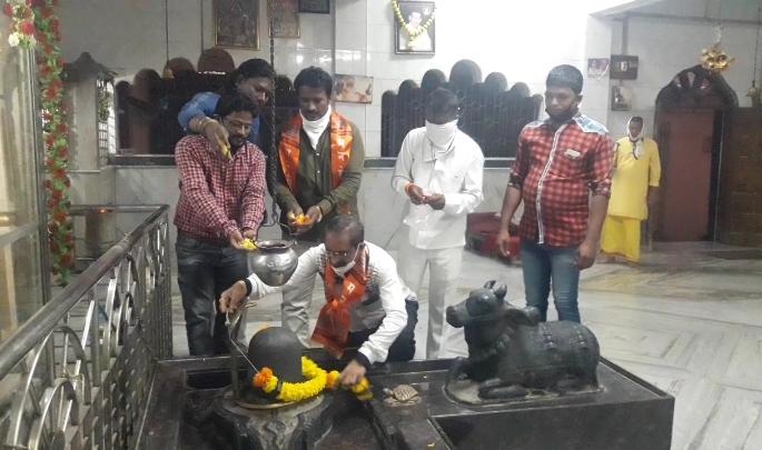 MNS Mandir entry in Ulhasnagar, demand to open the Mandir | उल्हासनगरात मनसेचा मंदिर प्रवेश, मंदिर खुले करण्याची मागणी MNS Mandir entry in Ulhasnagar, demand to open the Mandir | उल्हासनगरात मनसेचा मंदिर प्रवेश, मंदिर खुले करण्याची मागणी