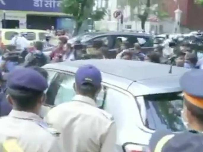 Video: SSR Case : A month later, Rhea was released from Byculla jail | Video : SSR Case : तब्बल एका महिन्यानंतर रियाची भायखळा जेलमधून झाली सुटका Video: SSR Case : A month later, Rhea was released from Byculla jail | Video : SSR Case : तब्बल एका महिन्यानंतर रियाची भायखळा जेलमधून झाली सुटका