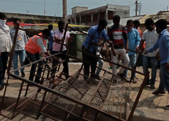 Deputy Engineer and staff beaten for removing encroachment | अतिक्रमण काढण्यावरून उपअभियंता व कर्मचाऱ्यास मारहाण Deputy Engineer and staff beaten for removing encroachment | अतिक्रमण काढण्यावरून उपअभियंता व कर्मचाऱ्यास मारहाण