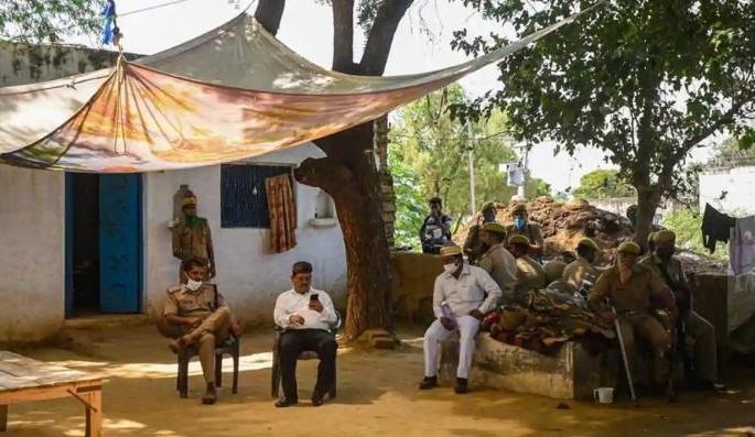 hathras victim brother says police is engaging in character assassination | Hathras Gangrape : "पोलीस माझ्या बहिणीचं चारित्र्यहनन करताहेत, गरीब असल्याने फसवण्याचा प्रयत्न", पीडितेच्या भावाचा आरोप