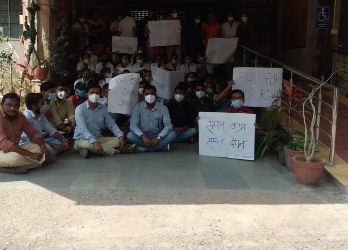 Post-graduate students of 'Ayurveda' on strike | ‘आयुर्वेद’चे पदव्युत्तर विद्यार्थी संपावर Post-graduate students of 'Ayurveda' on strike | ‘आयुर्वेद’चे पदव्युत्तर विद्यार्थी संपावर