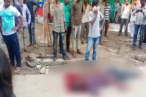 Shocking! Young man commits suicide by cutting his genitals and slitting his throat | धक्कादायक! गुप्तांग कापून, गळा चिरून तरुणाची भर बाजारात आत्महत्या Shocking! Young man commits suicide by cutting his genitals and slitting his throat | धक्कादायक! गुप्तांग कापून, गळा चिरून तरुणाची भर बाजारात आत्महत्या