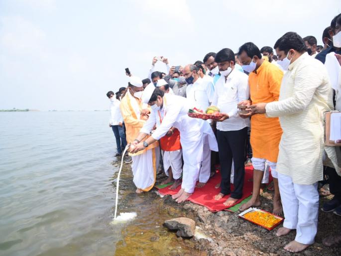 Jal Pujan by the hands of Dhananjay Munde | धनंजय मुंडे यांच्या हस्ते जलपूजन