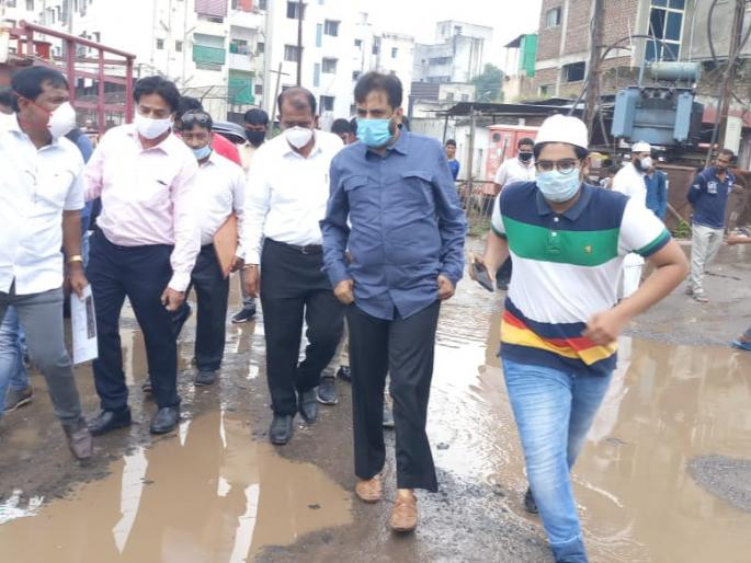 MP Jalil inspects Aurangpura-Barudgarana road | खा. जलील यांच्याकडून औरंगपुरा- बारुदगरनाला रस्त्याची पाहणी MP Jalil inspects Aurangpura-Barudgarana road | खा. जलील यांच्याकडून औरंगपुरा- बारुदगरनाला रस्त्याची पाहणी
