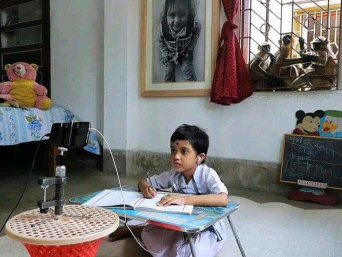 kids studies at home langurs sit on window people says still backbenchers remains the same | अरे व्वा! चिमुरडीसह ऑनलाईन अभ्यास करण्यासाठी माकडांनीही केली गर्दी, पाहा व्हायरल फोटो