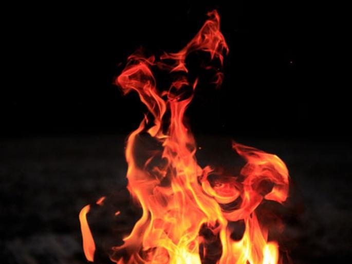 woman attempts self immolation in front of up assembly | भयंकर! ...म्हणून "तिने" विधानसभेसमोरच स्वत:ला घेतलं पेटवून 