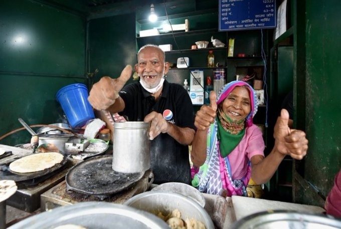 Viral News Marathi : Trending baba ka dhaba love story of couple news | १ नंबर जोडपं! व्हायरल झालेल्या 'Baba Ka Dhaba' च्या रडणाऱ्या आजोबांची लव्हस्टोरी माहित्येय का? Viral News Marathi : Trending baba ka dhaba love story of couple news | १ नंबर जोडपं! व्हायरल झालेल्या 'Baba Ka Dhaba' च्या रडणाऱ्या आजोबांची लव्हस्टोरी माहित्येय का?