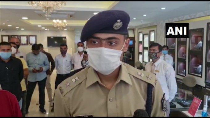 'Tanishq' advertisement controversy! False information about the attack, threatening calls came in the showroom of Gujarat | 'तनिष्क' जाहिरातीचा वाद! हल्ल्याची माहिती खोटी, गुजरातच्या शोरूमला आले धमकीचे कॉल 'Tanishq' advertisement controversy! False information about the attack, threatening calls came in the showroom of Gujarat | 'तनिष्क' जाहिरातीचा वाद! हल्ल्याची माहिती खोटी, गुजरातच्या शोरूमला आले धमकीचे कॉल